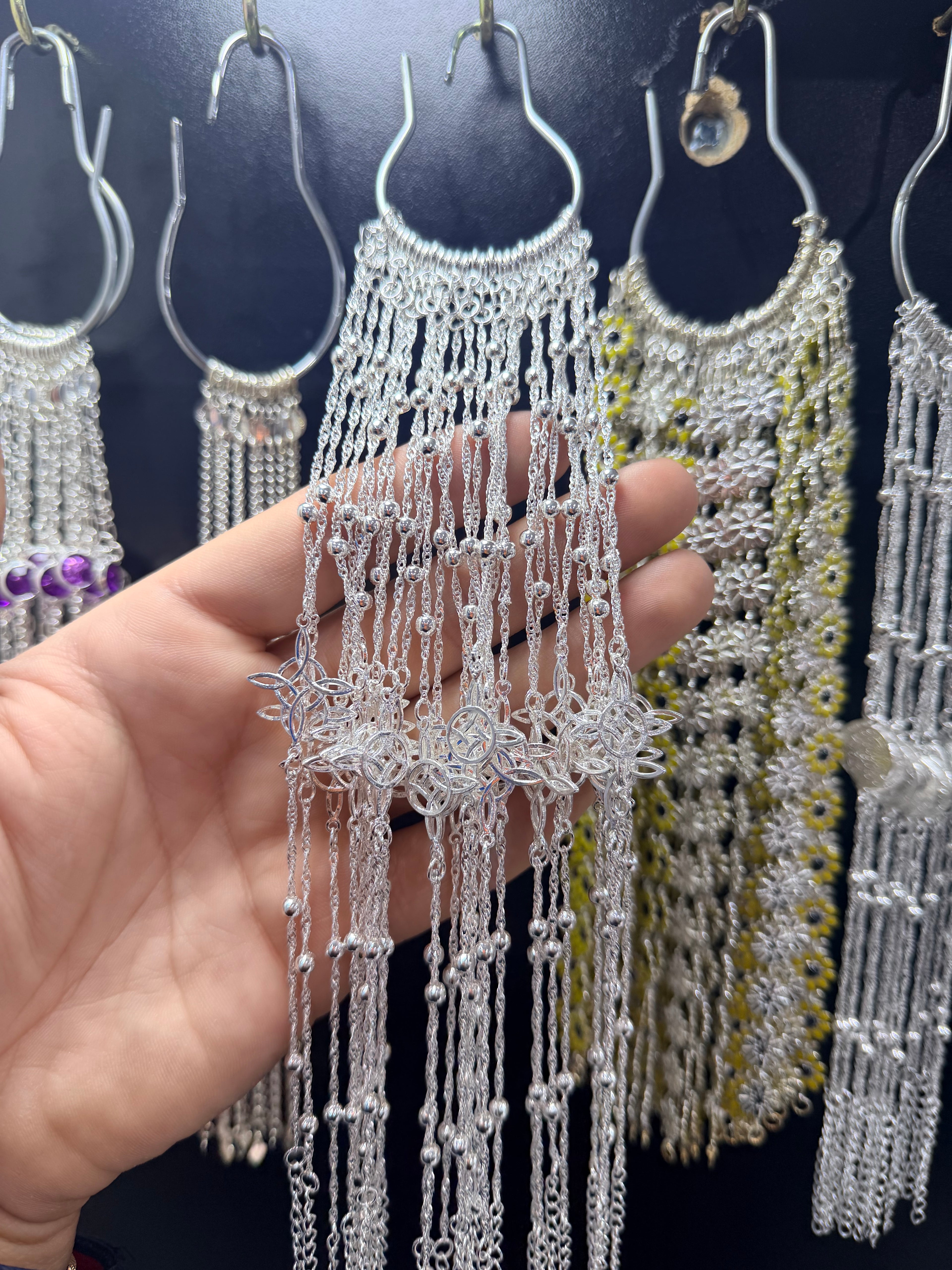 Pulsera nudo de bruja pelotitas